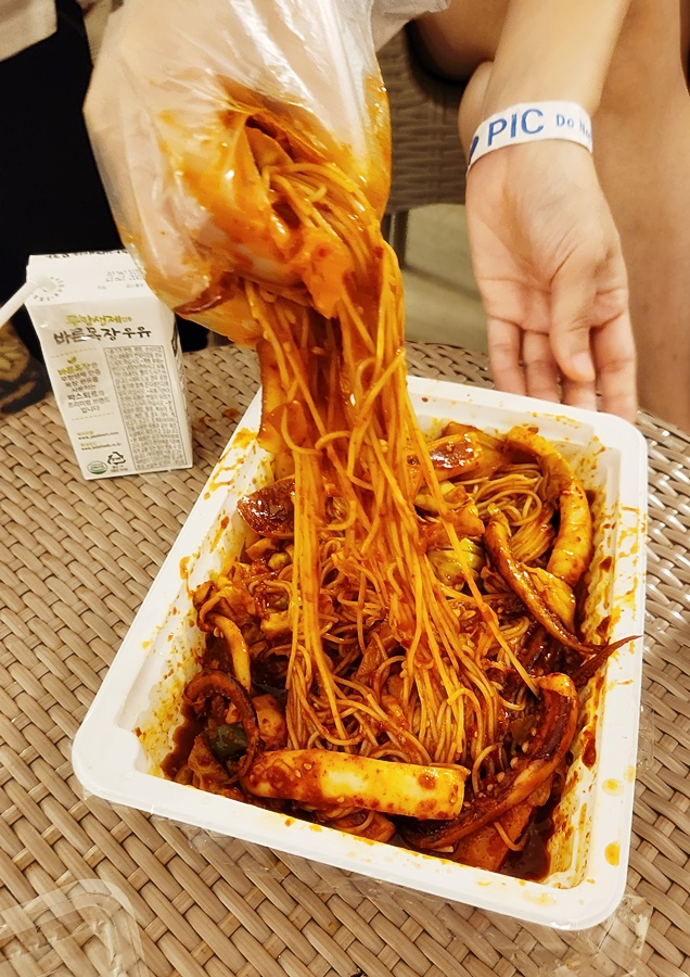 소면을 맛있게 버무리는 모습