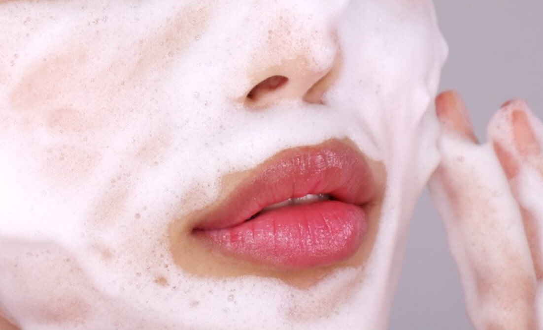 폼클렌징을 얼굴에 사용하고 있는 모습