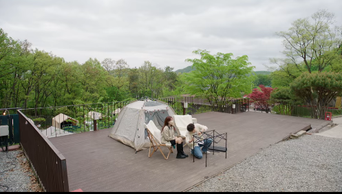 캠핑장에 간 필승과 도라