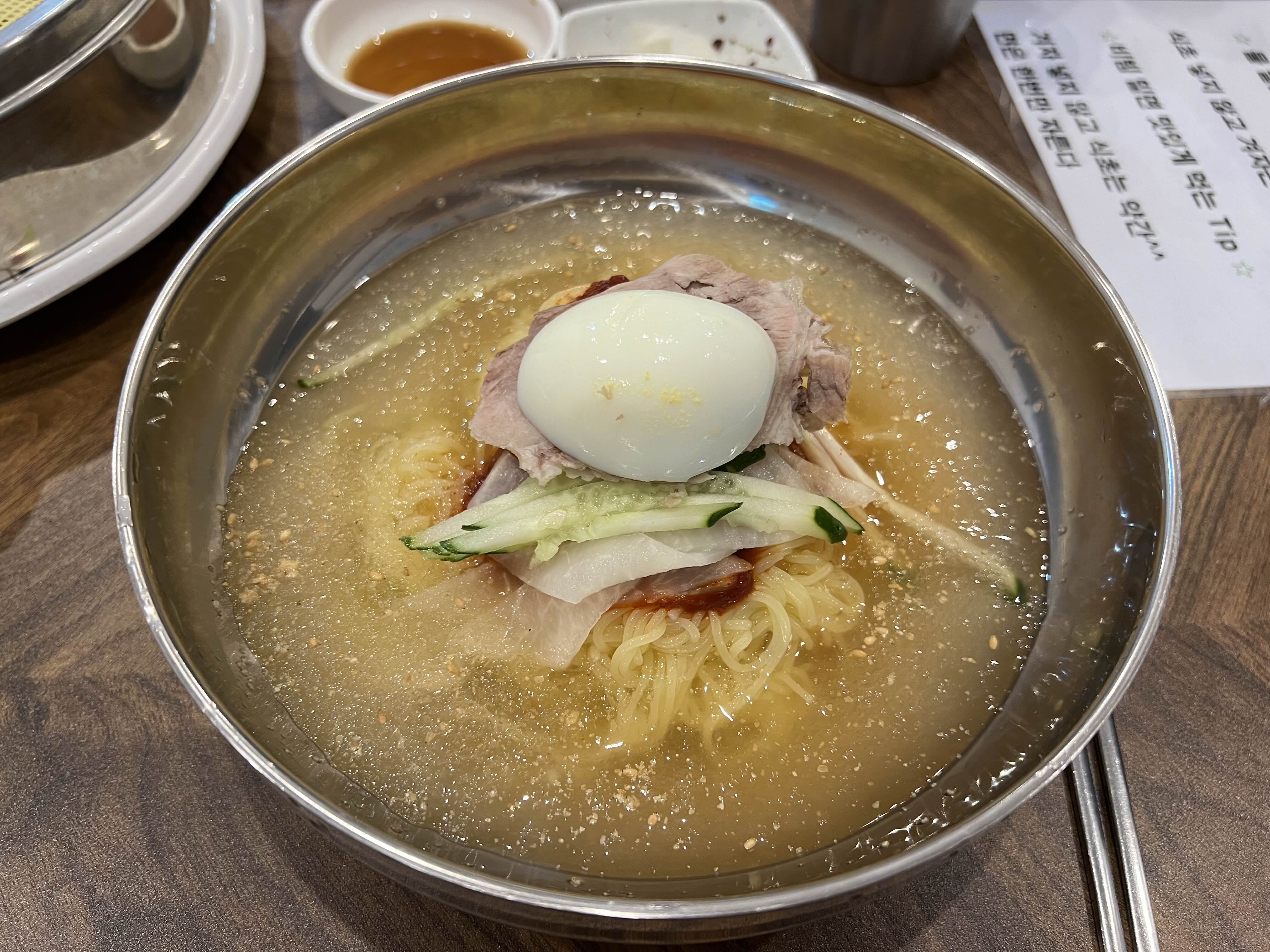 물밀면이 나온 모습
계란 고명, 고기 고명, 오이, 무 생채, 살 얼음이 잘 어우러져서 물밀면이 나와있다.