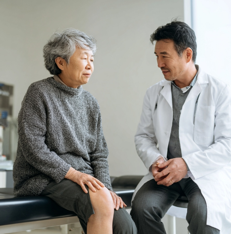 무릎 관전염으로 병원찾은 노인