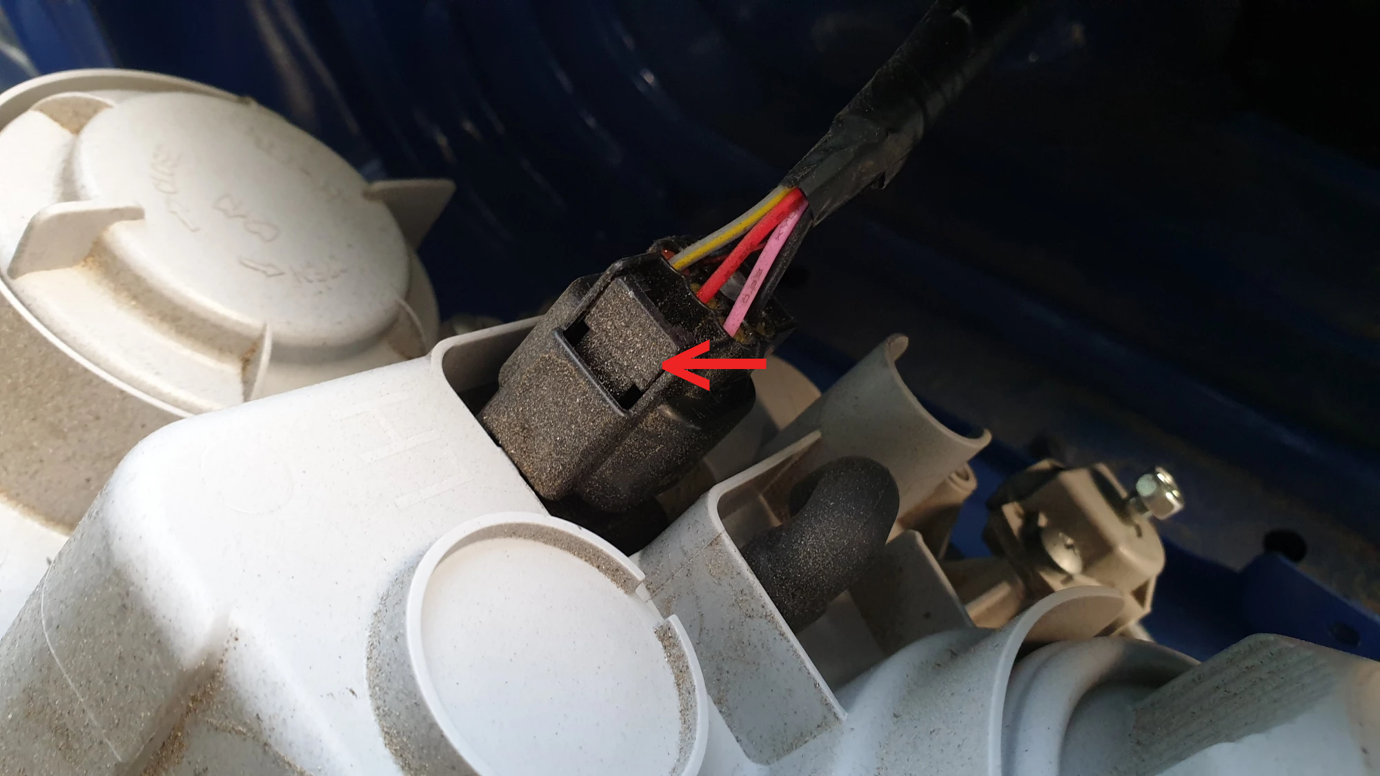 헤드라이트 잭 분리하는 모습