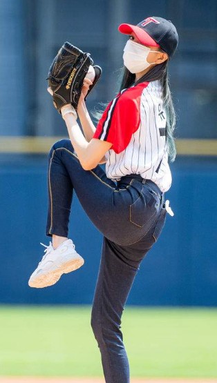 LG 트윈스 ITZY 채령 예지 시구 사진 SSG랜더스