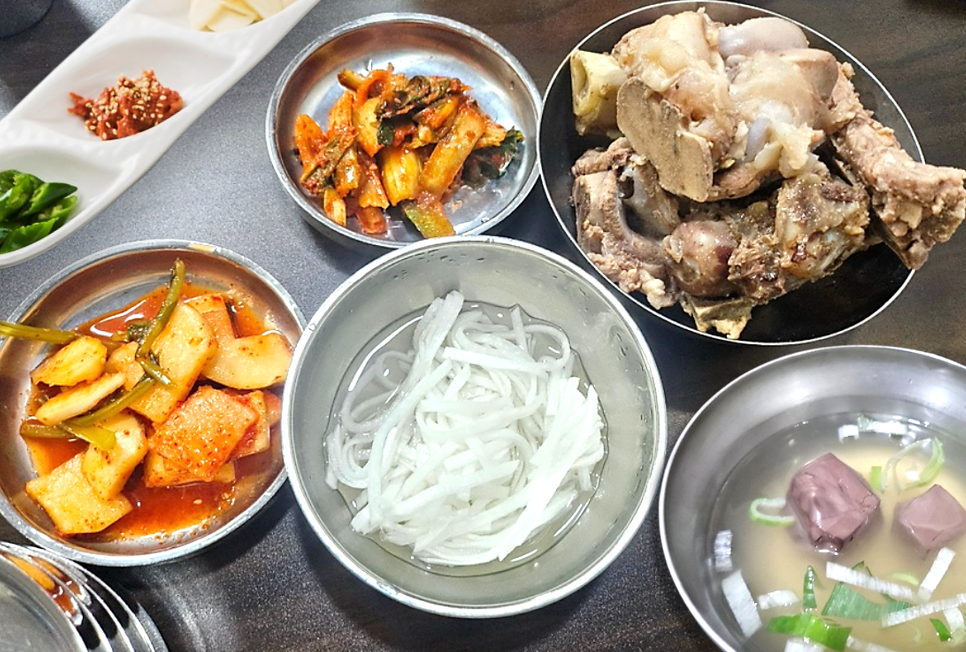 전현무계획2 함평 편에서 소개된 전주식당의 살코기가 많이 붙은 푸짐한 등뼈찜과 맑은 선지국 등의 기본 밑반찬들 모습