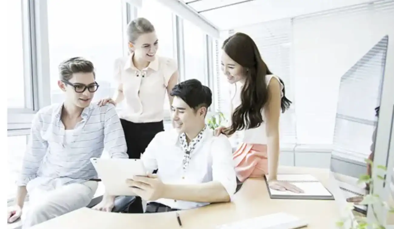 회사-책상-회의하는남녀