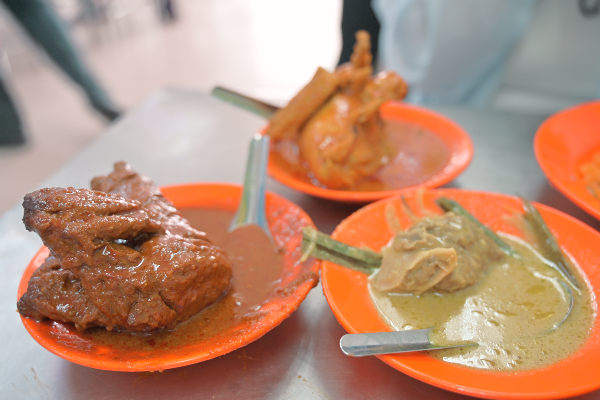 Ayam Gulai(위) 반시계 방향으로 Ayam Ros와 Kambing Kurma이 테이블 위에 올려져 있다.