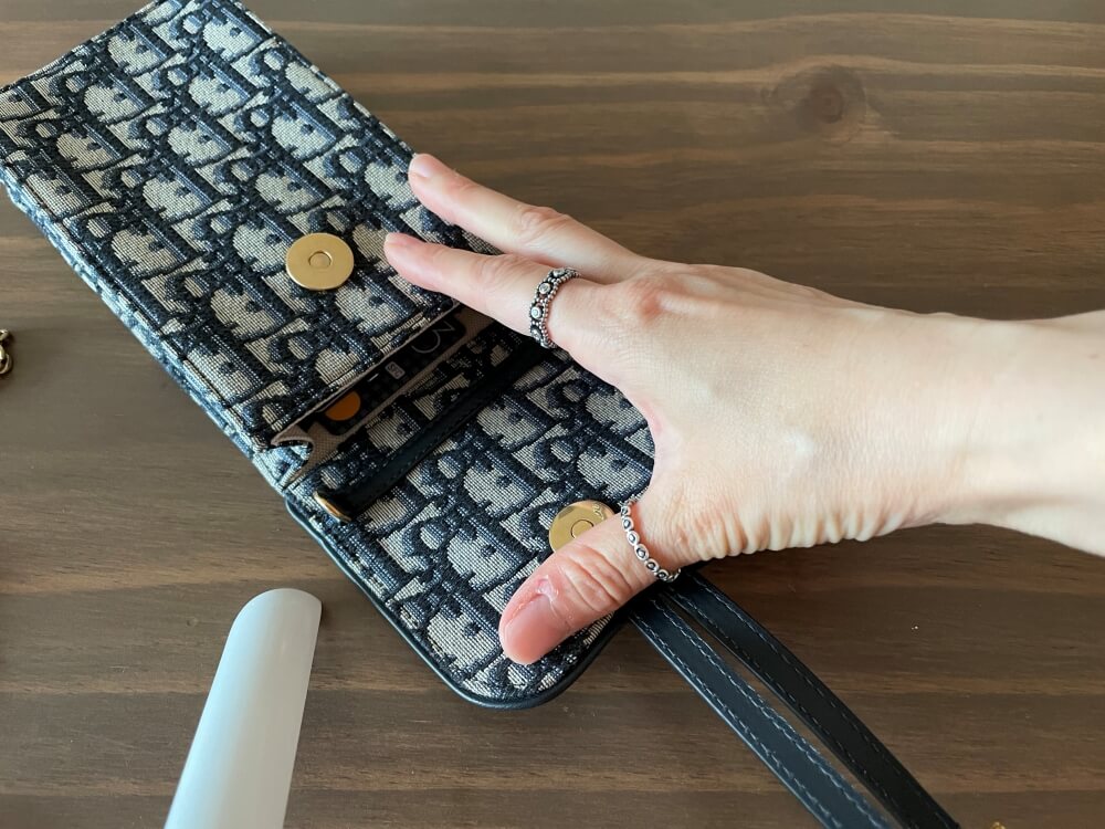 디올-오블리크-새들-버티컬-파우치-끈-고리-모양