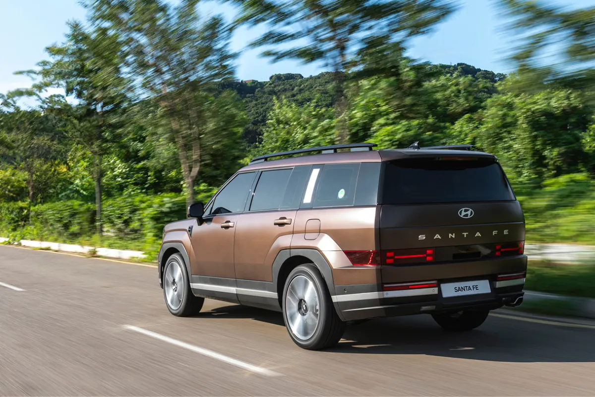 디 올 뉴 싼타페 측후면 주행 모습