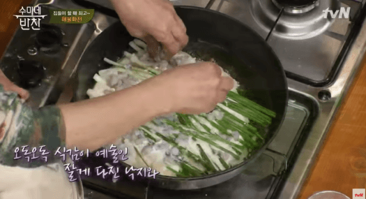 잘게-다진-낙지-올리는-이미지