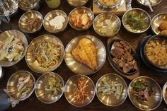 산해진미-맛있는-음식이-가득-차려진-식탁