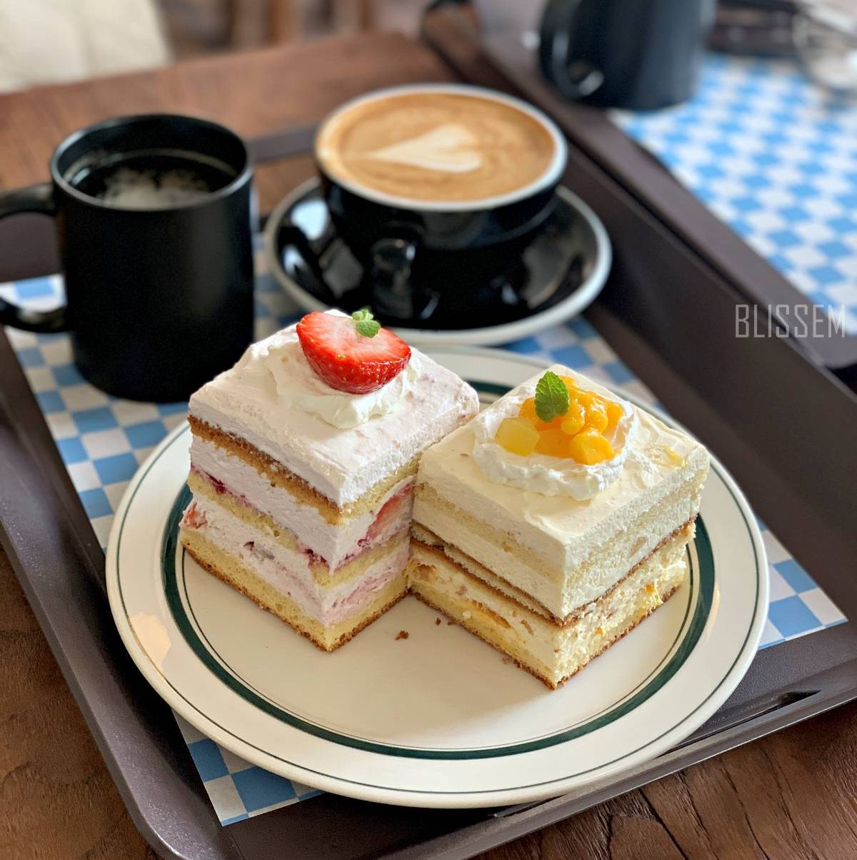 더현대팝업-브레니파이칸틴-용리단길카페-용리단길맛집-용산카페추천-용산맛집-핫한카페-파이맛집-과일케이크