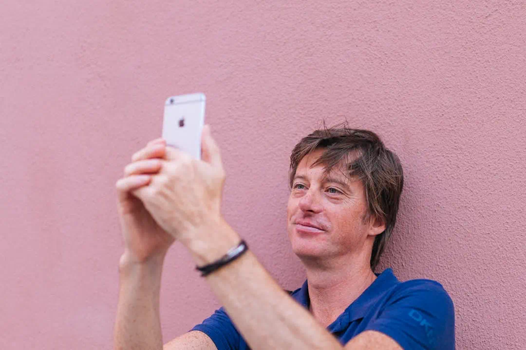 한 남성이 자신을 사진찍고있는 모습