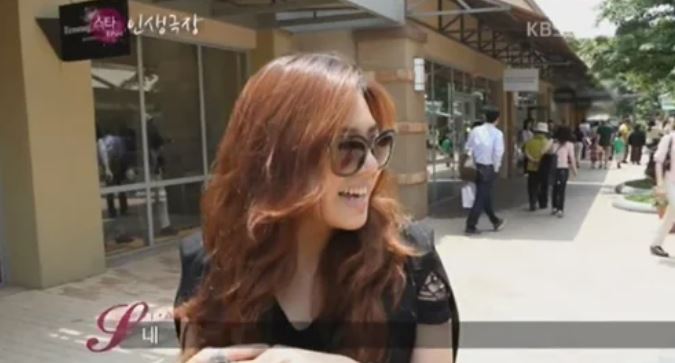 금보라와 딸 김현진이 함께 쇼핑하며 다정하게 대화하는 장면