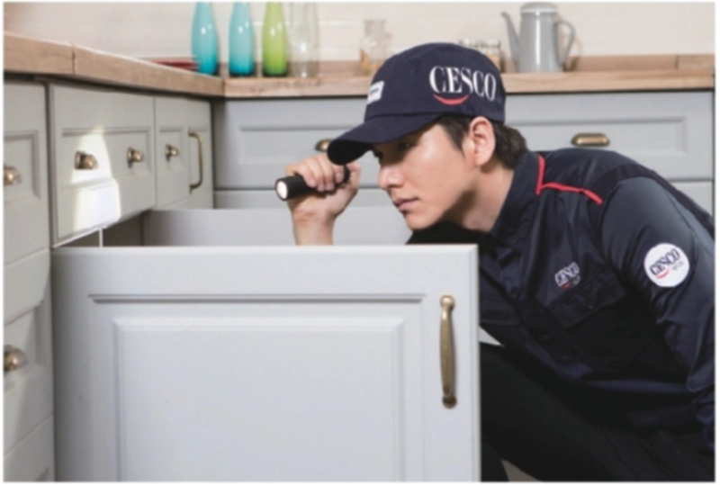 싱크대 하부를 후레시로 살펴본다