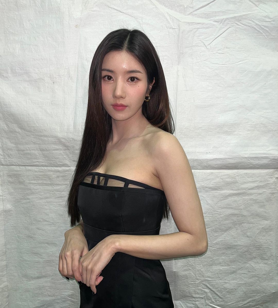 아이돌-idol-kpop-가슴-가슴골-슴골-boobs-cleavage-midriff-엉덩이-엉밑-엉밑살-butt-섹시-몸매-body-sexy-허벅지-thighs-도끼-cameltoe-nsfw-legs-cheeks-아이즈원-izone-권은비-kwon-eunbi