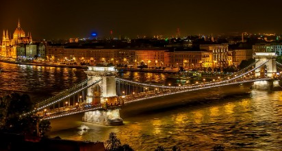 다뉴브 강을 따라 펼쳐진 아름다운 야경 사진