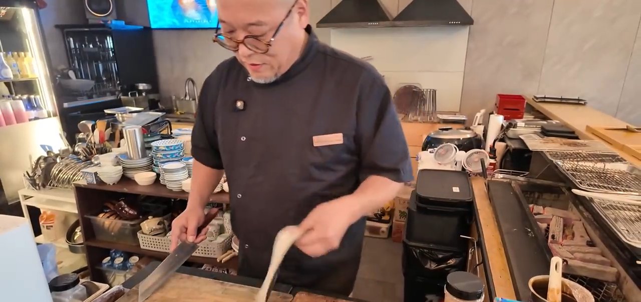 장어를 손질하는 셰프
