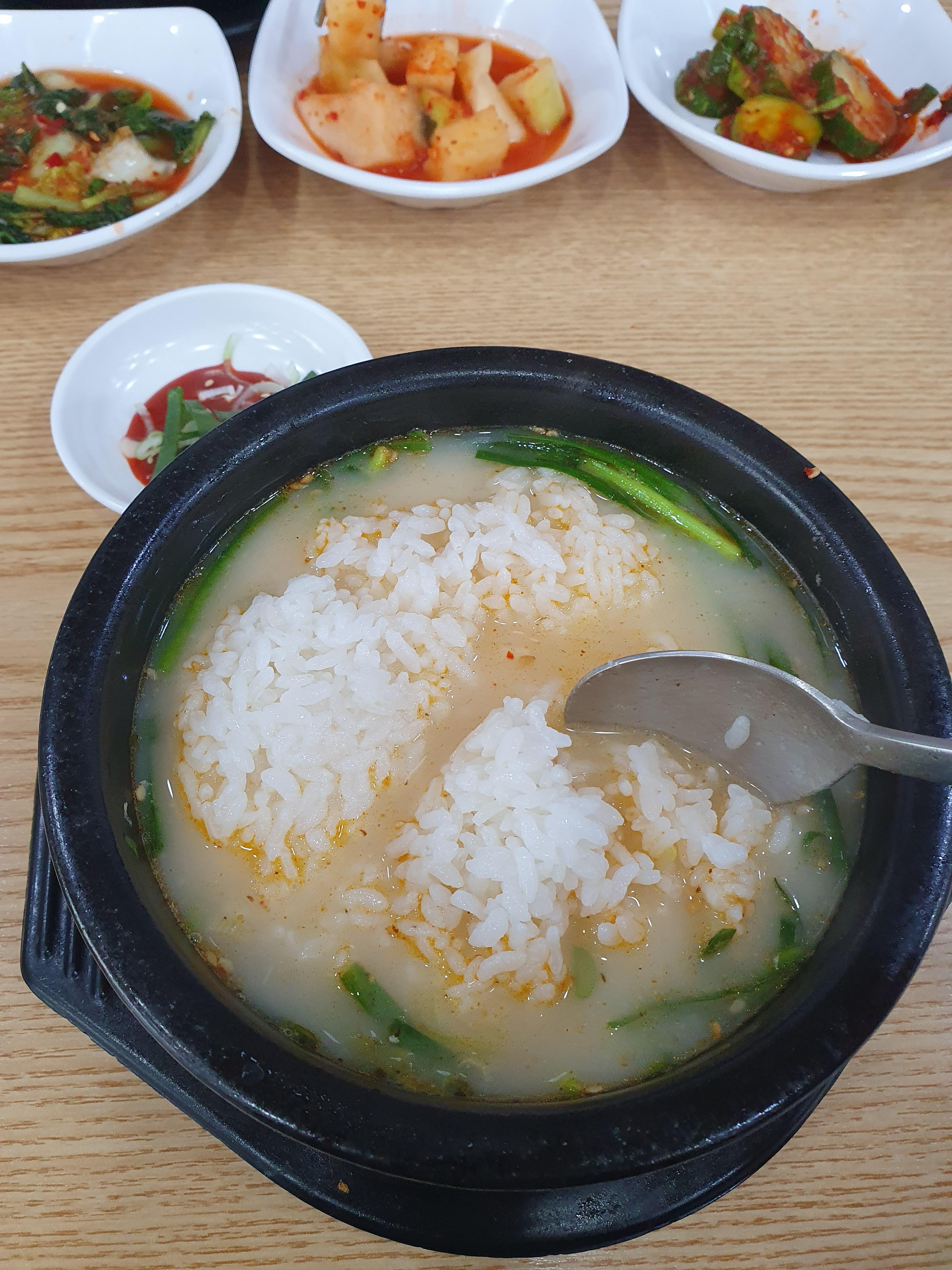 공기밥도 나와서 맛있게 아침 식사 해야죠.