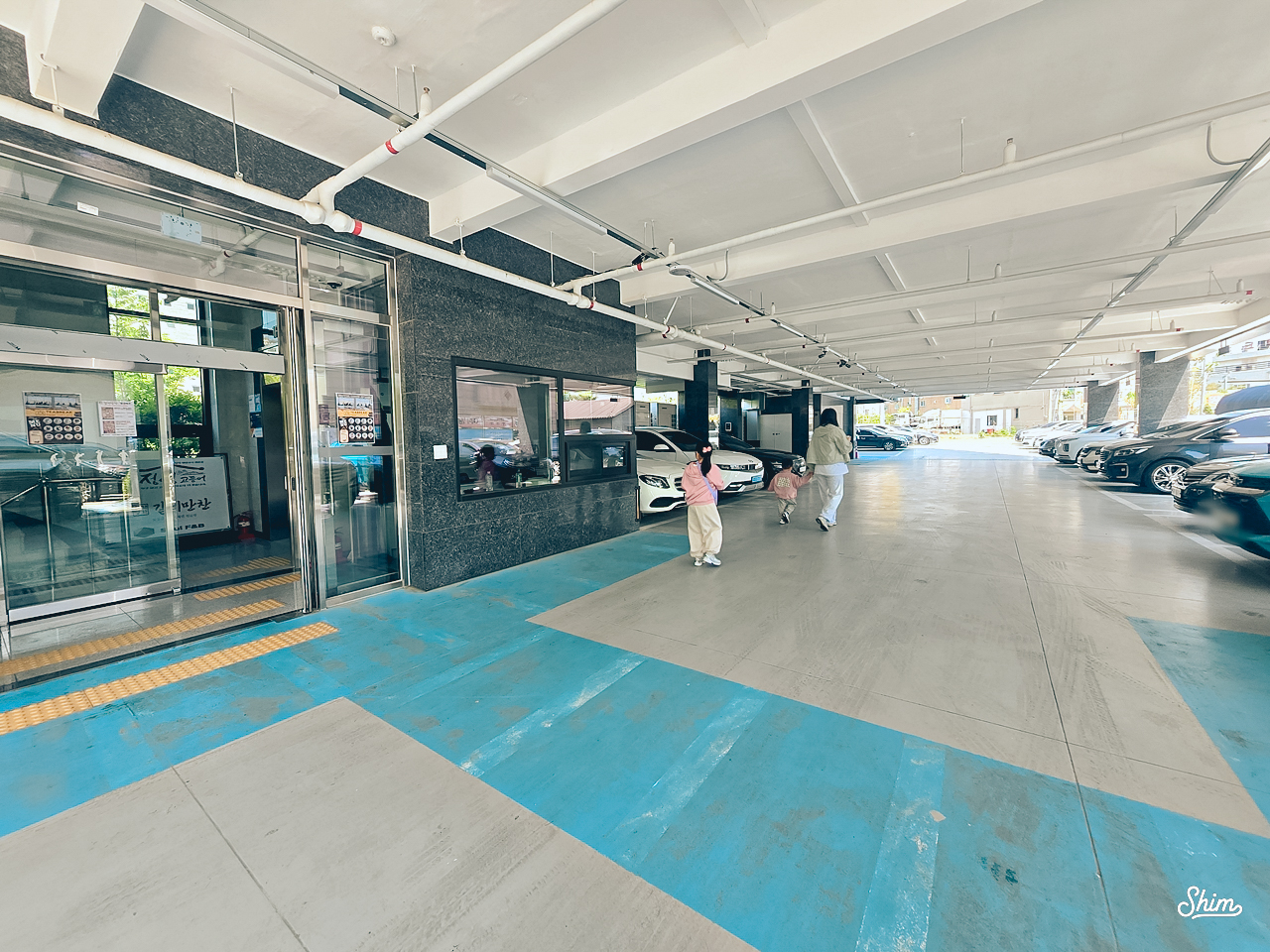 넓은 주차 공간으로 주차 걱정은 없는 정성고등어