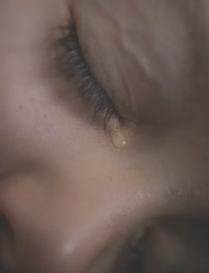 눈물을 흘리고 있는 아이의 모습