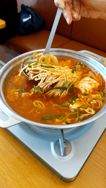 김치 찌개는 국물이 시원합니다