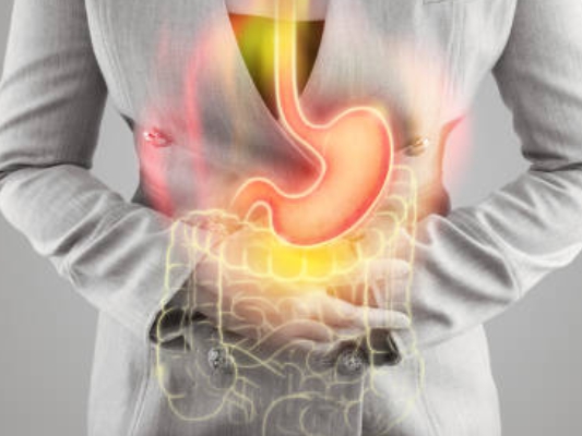 속쓰림으로 인한 위 통증을 느껴 복부를 손으로 감싸는 모습