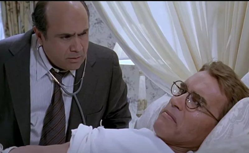 침대에 누운 알레스와 진찰하는 래리