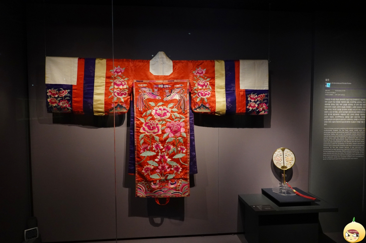 활옷과 진주선 매듭장식