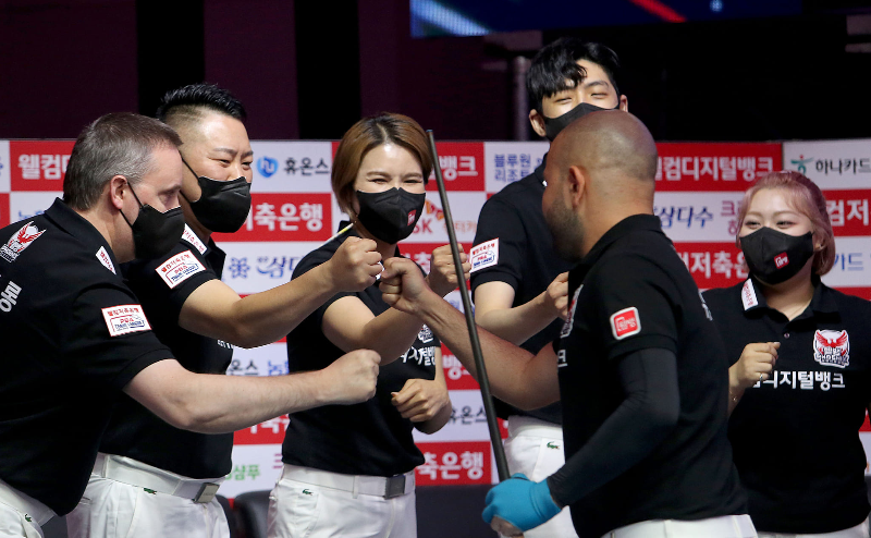 웰컴저축은행 프로 당구팀 소속 당구선수 - 오수정(가운데)