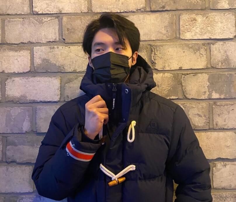 김동희-마스크-쓰고-있는-사진