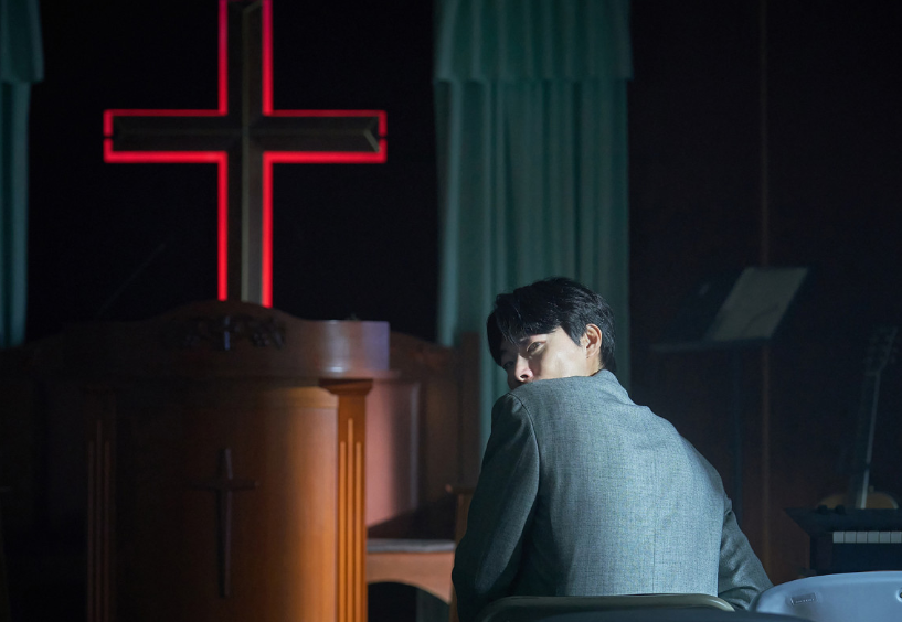 영화 계시록 우발적 살인 형량을 검색하고 있던 민찬에게 형사들이 찾아와 쳐다보는 민찬