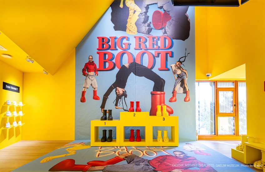 빨강 검정 노랑 부츠 전시모습