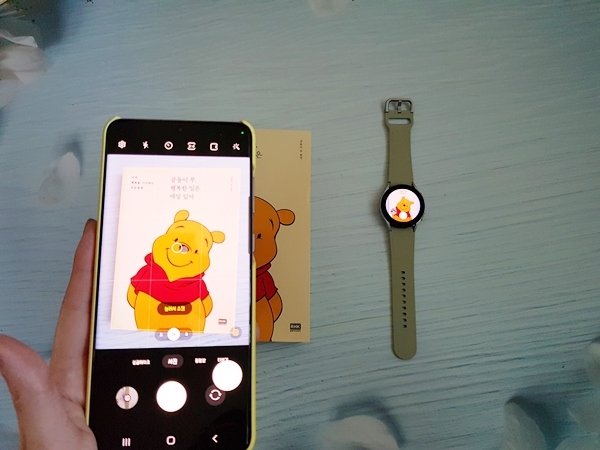 핸드폰 카메라 화면과 갤럭시워치4에 비친 화면