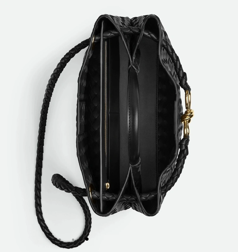 이영애 보테가, 이영애 보테가 베네타, 이영애 보테가 베네타 안디아모, 이영애 보테가 베네타 씨타백, 이영애 보테가 베네타 캄파나백, 보테가 베네타 가방, 보테가 베네타 스웨이드 백, 조용한 럭셔리 패션, 조용한 럭셔리 스타일, 4050 명품룩, 50대 명품 패션, 미니멀 명품백, 2025 가을 가방, 2025 패션 트렌드