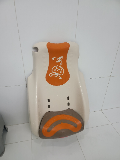 접이식 다리받침대로 공간 차지 적은 유아샴푸의자