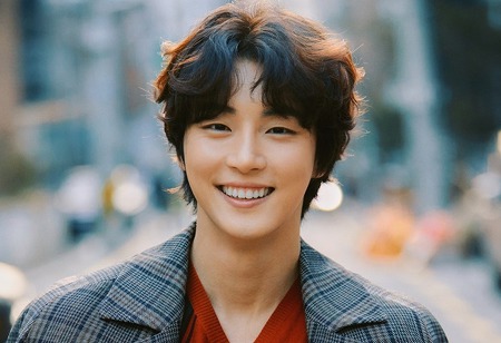 현재는 아름다워에서 이현재 역을 맡고 있는 윤시윤