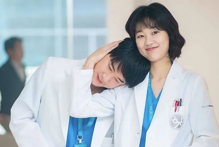 하윤경 나이 프로필 키 우영우 슬의생 인스타 각선미 화보 과거 다리