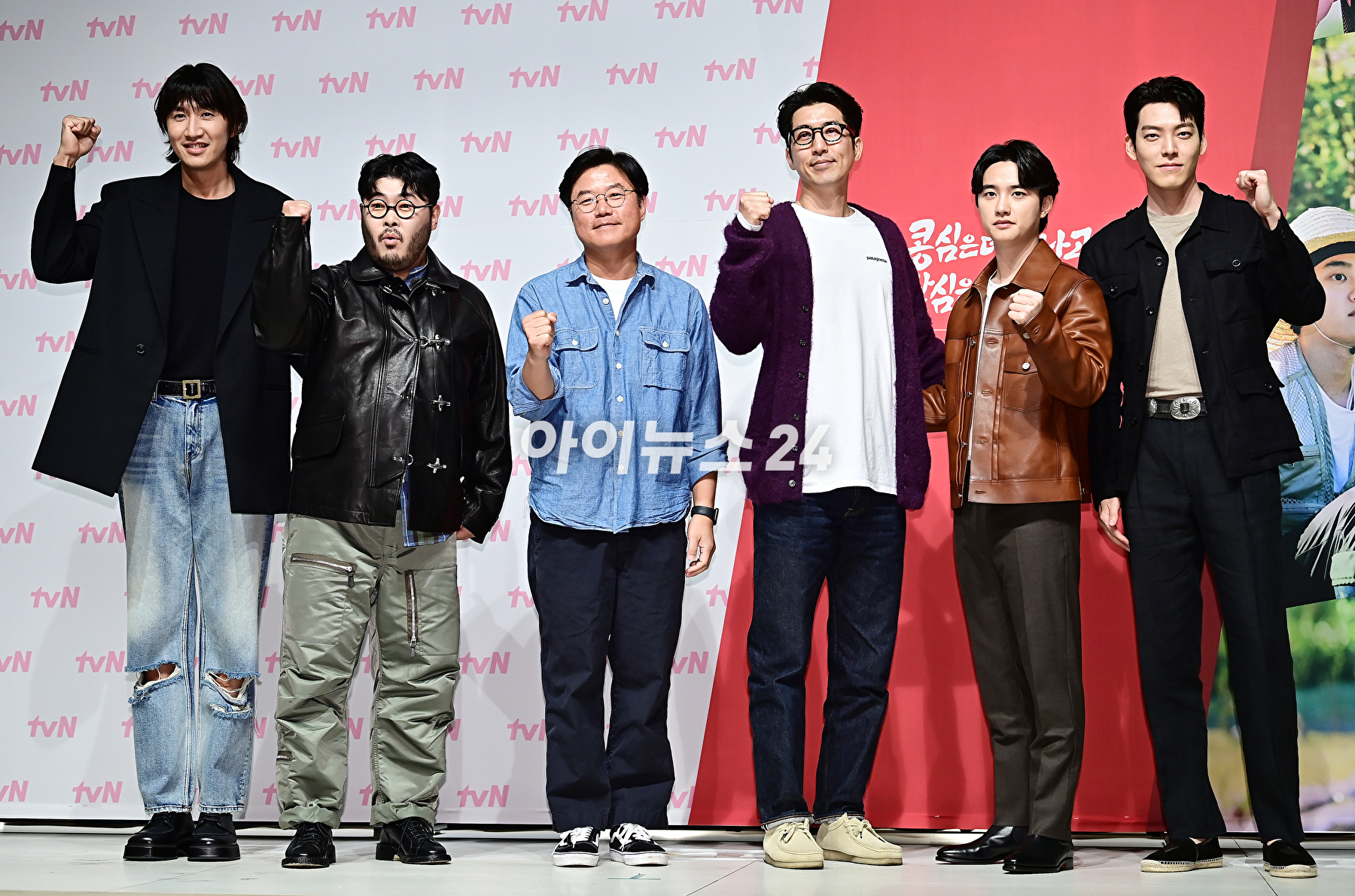 배우 이광수, 김기방, 나영석 PD, 하무성 PD, 도경수, 김우빈이 11일 오후 서울 강남구 엘리에나 호텔에서 열린 tvN '콩 심은 데 콩 나고 팥 심은 데 팥 난다' 제작발표회에서 포토타임을 갖고 있다. [사진=곽영래 기자]