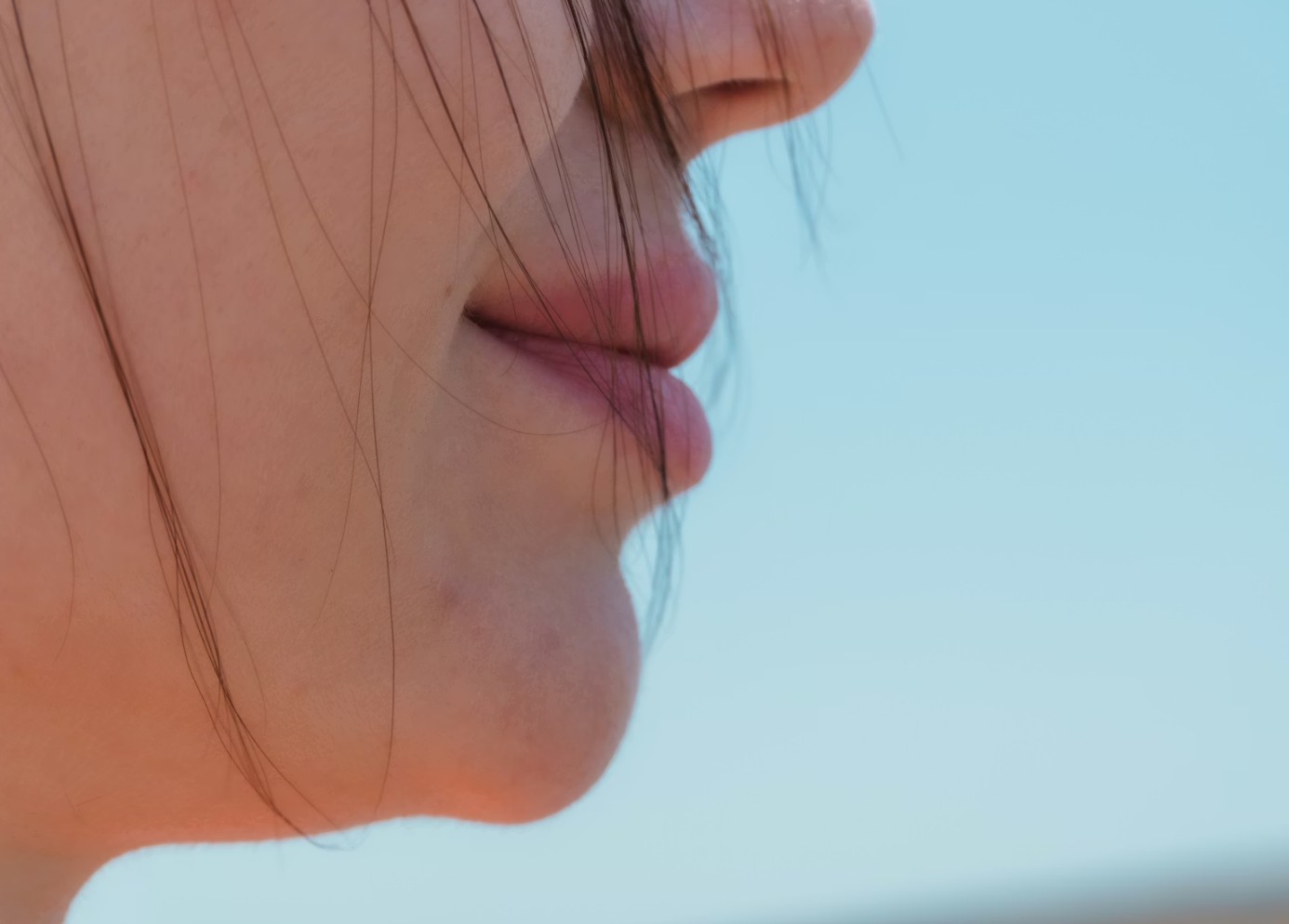 턱