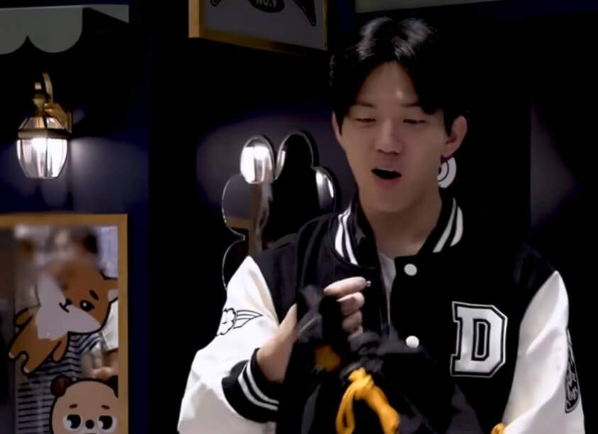 굿즈 진열대에 놓인 포토카드 세트