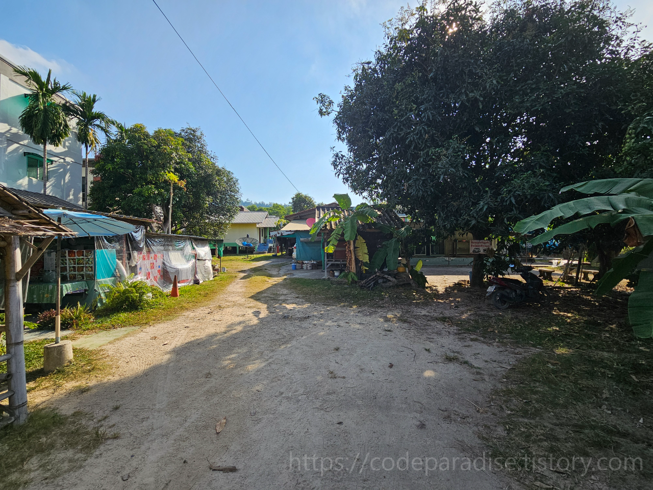 ๊ณตํญ ๋ฐ ํ๊ฒฝ ๊ณตํญ ๊ทผ์ฒ๋ ์๊ฐ๋ณด๋ค ์๊ณจ ๋๋์ด ๊ฐํ์ง๋ง ๊ณตํญ์์ ๋ฒ์ด๋๋ฉด ๊ด๊ด์ง ๋๋์ด ํ ๋๊ปด์ง๋ค