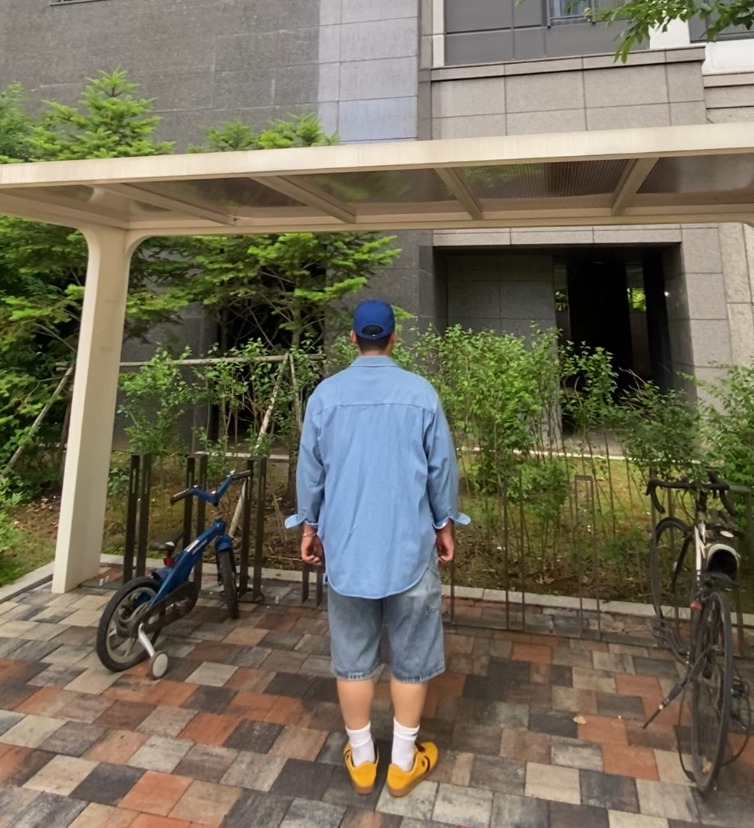 데일리룩('26. 5. 23.)윅 NEW YORK 빈티지 볼캡, 레테르코모 데님셔츠, 쿨탠다드 티셔츠, 디미트리블랙 버뮤다 데님 팬츠, 나이키 삭스, 컨버스 올스타 클래식 트레이너