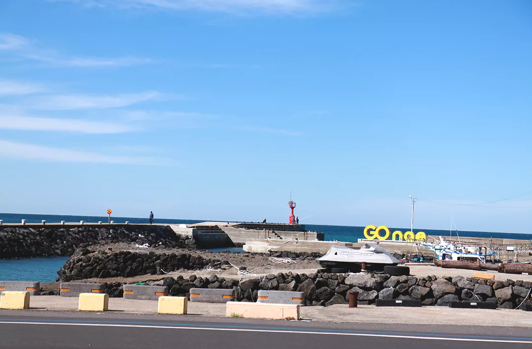 15-A코스의 마지막 구간에서 마주하는 한적하고 자그마한 고내포구의 평화로운 일상 풍경 사진.