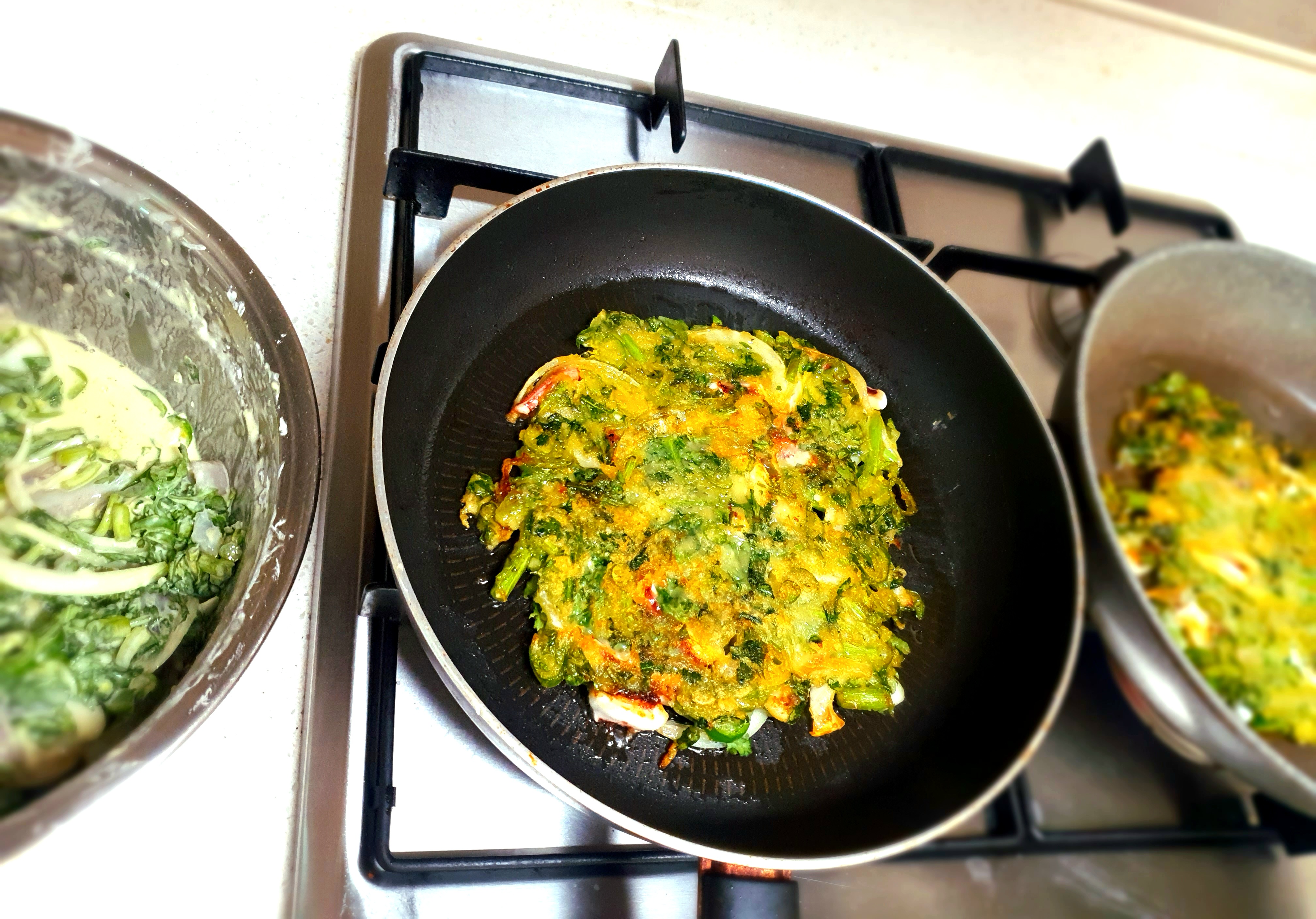 노릇하게-부쳐냅니다.