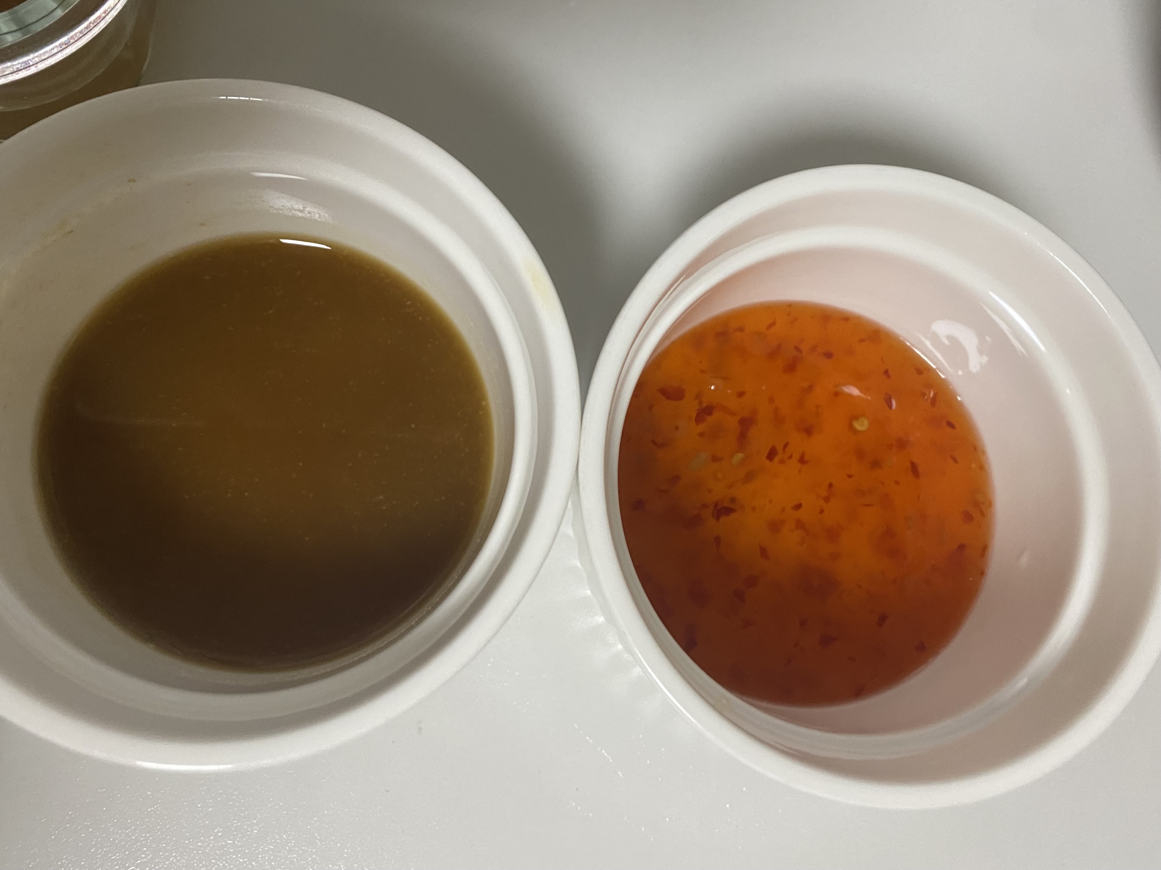 이마트 샤브샤브 밀키트에 포함된 소스의 실물 사진입니다.