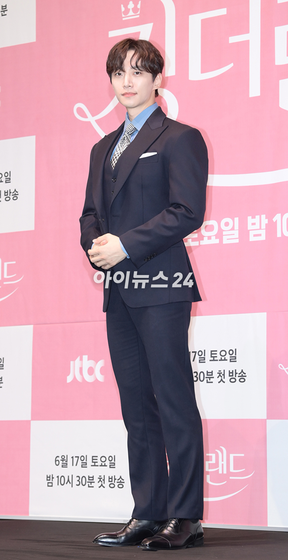 배우 이준호가 15일 오후 서울 구로구 신도림동 라마다서울신도림호텔에서 열린 JTBC 새 토일드라마 '킹더랜드' 제작발표회에 참석하고 있다. [사진=정소희 기자]