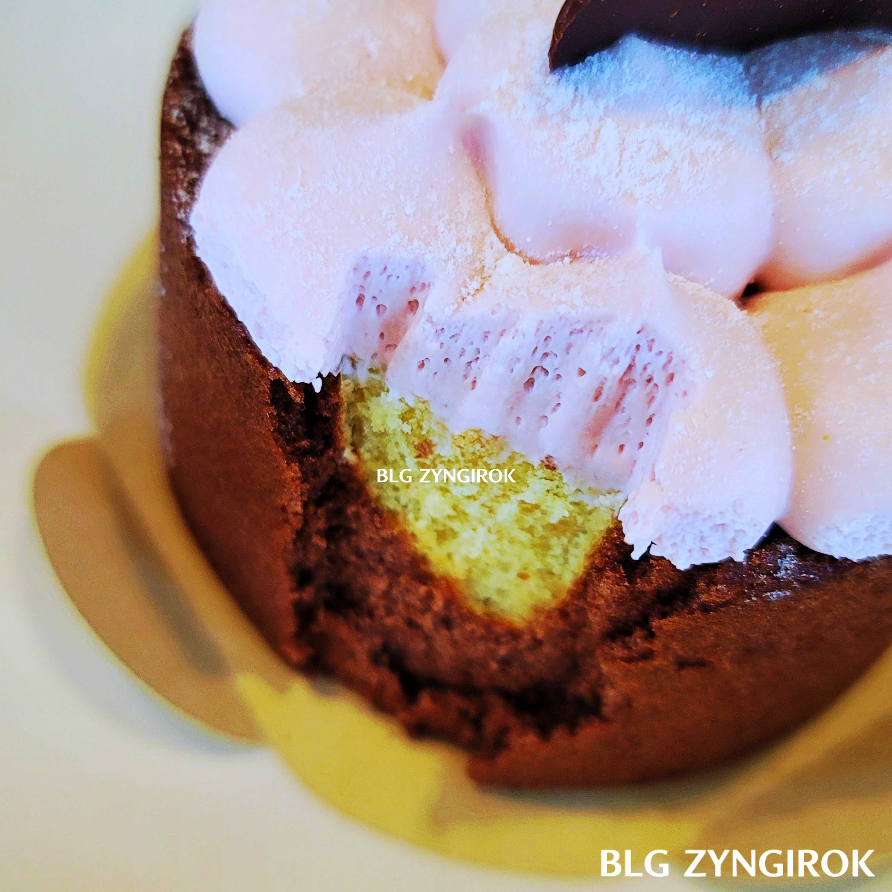 블랙핑크 스타벅스 바움쿠헨 한 입 베어먹은 모습이다.