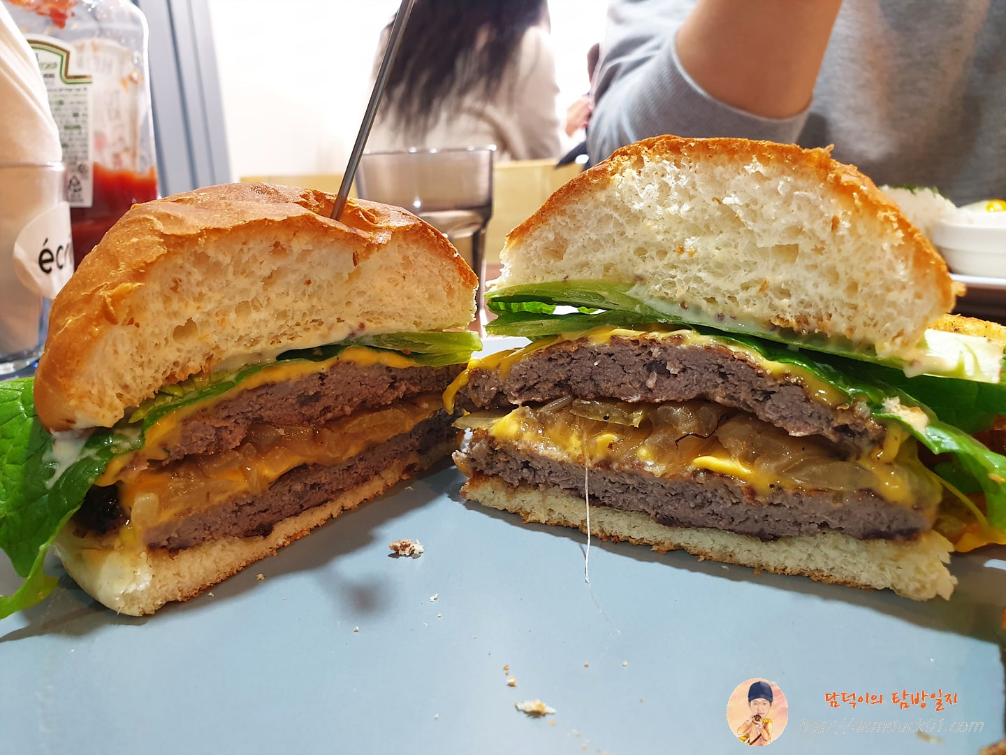 잘 잘린 더블 치즈버거