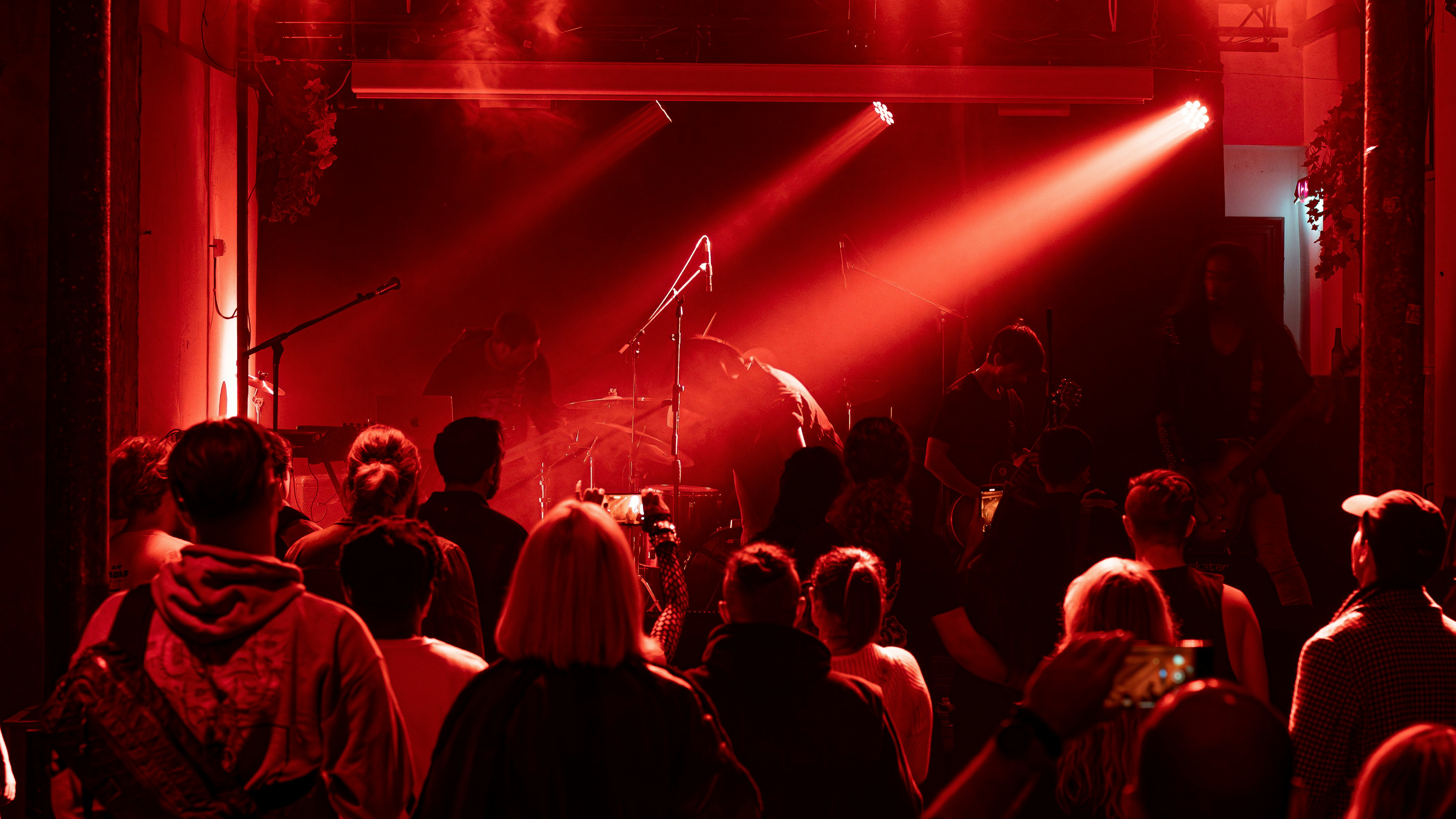 무대 조명 아래 마이크와 관객 관련 사진