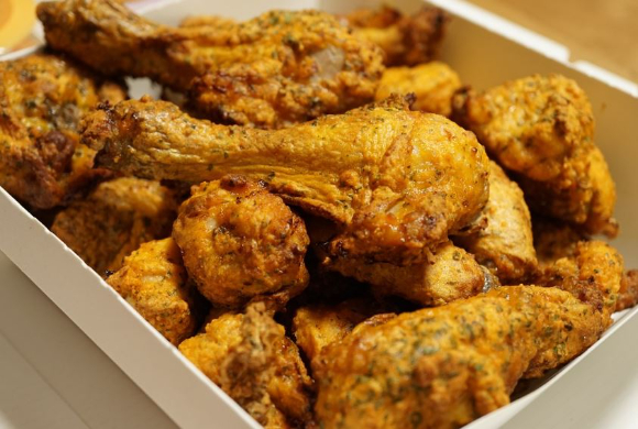 아파트 창문으로 먹던 치킨을 던져 지나가던 행인을 다치게 한 초등학생이 경찰에 붙잡혔다. 본 기사와 무관한 이미지. [사진=픽사베이]